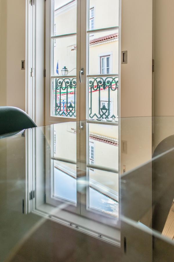 Design Apartment In Typical Alfama Lisbon Bagian luar foto
